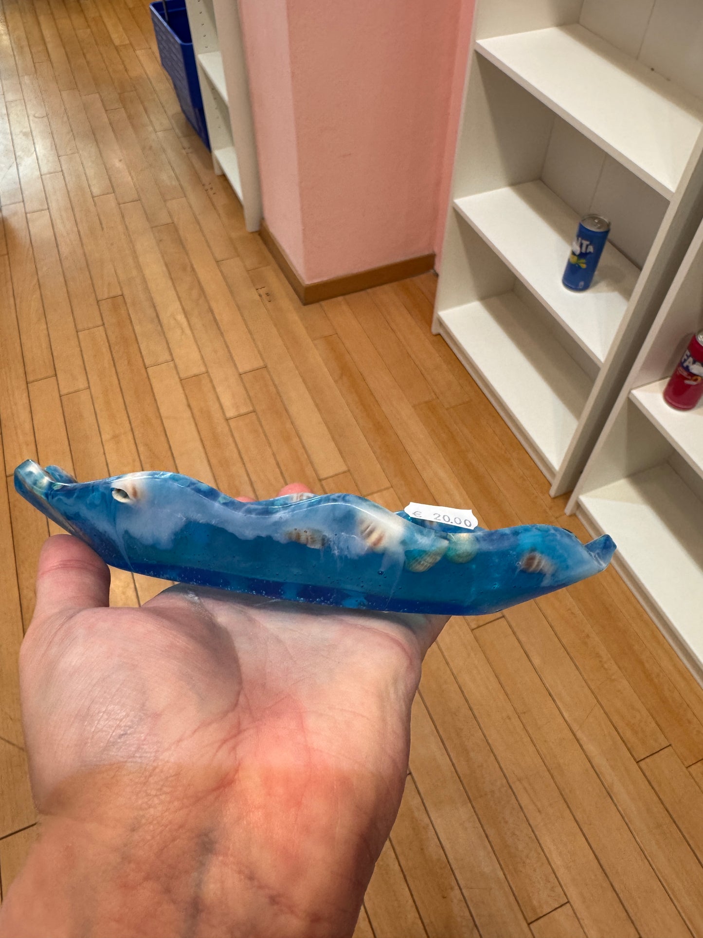 Blaue Schale mit Muscheln aus Epoxidharz