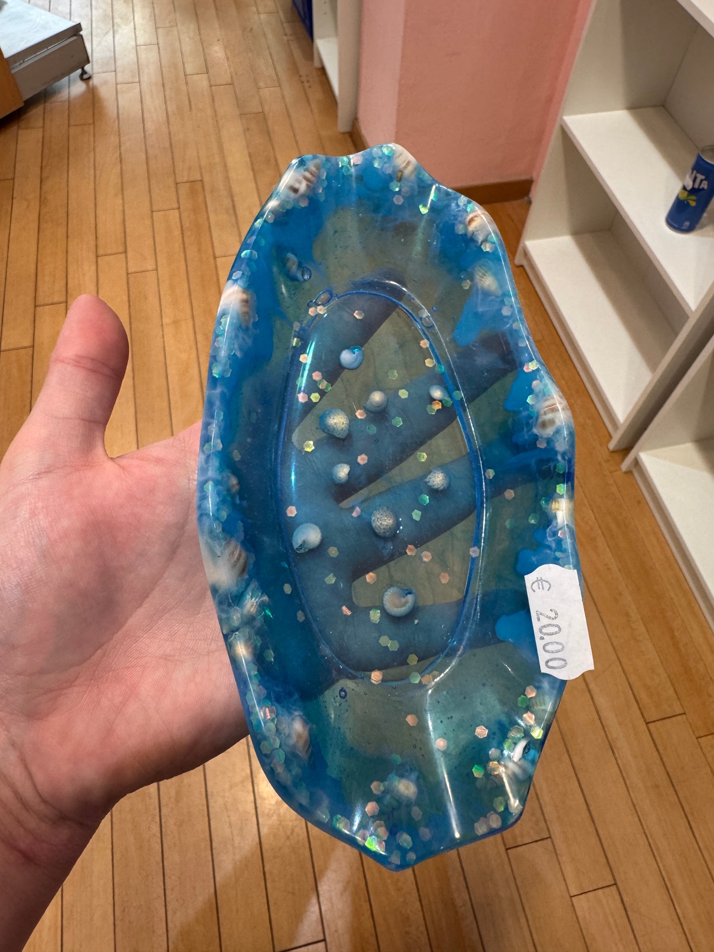 Blaue Schale mit Muscheln aus Epoxidharz