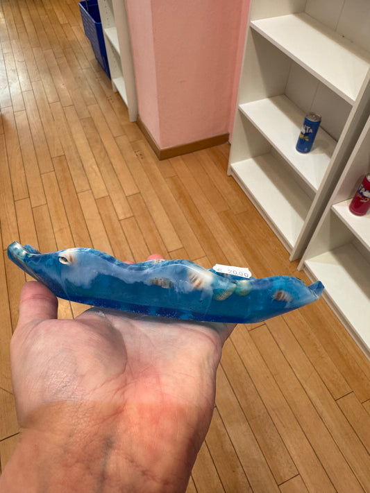 Blaue Schale mit Muscheln aus Epoxidharz