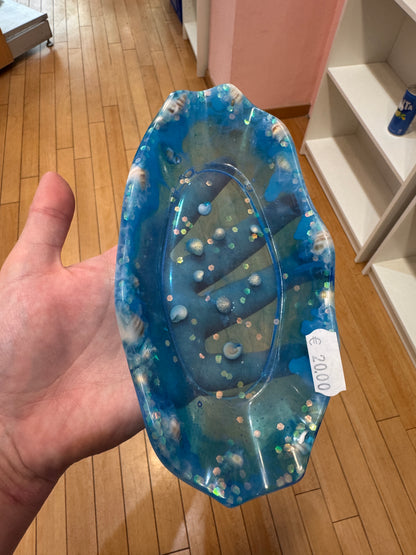 Blaue Schale mit Muscheln aus Epoxidharz